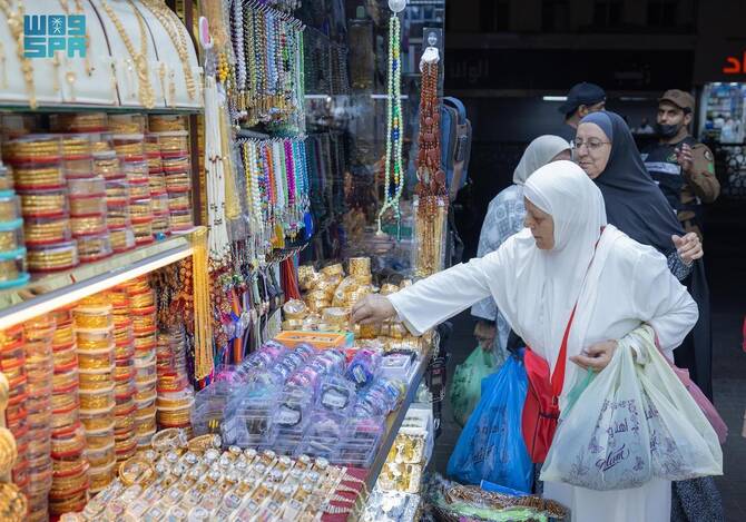 As Hajj concludes, pilgrims commonly engage in the cherished custom of purchasing gifts. (SPA)