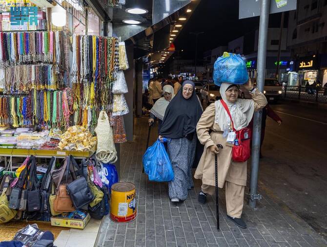 As Hajj concludes, pilgrims commonly engage in the cherished custom of purchasing gifts. (SPA)