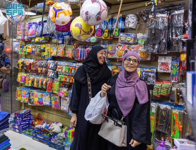 As Hajj concludes, pilgrims commonly engage in the cherished custom of purchasing gifts. (SPA)