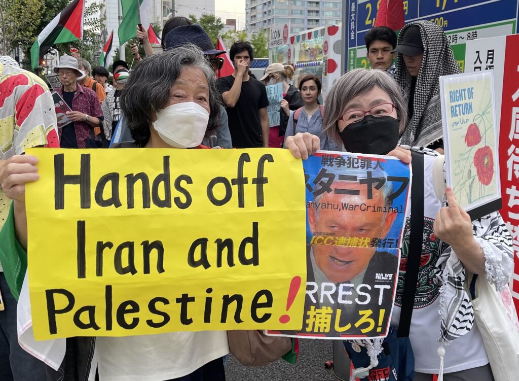 Outside the embassy, police were deployed in large numbers and when the two protests were taking place at the same time, the police herded the demonstrators into a single group and surrounded them. (ANJ)