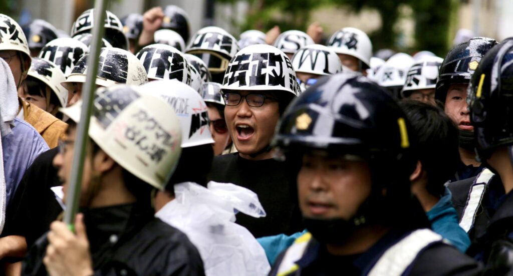 Hundreds of riot police attempted to control the marchers, causing stampedes each time the protesters moved closer to the U.S. Embassy in the area. (ANJ)