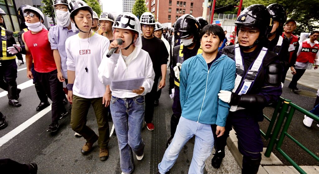 Hundreds of riot police attempted to control the marchers, causing stampedes each time the protesters moved closer to the U.S. Embassy in the area. (ANJ)