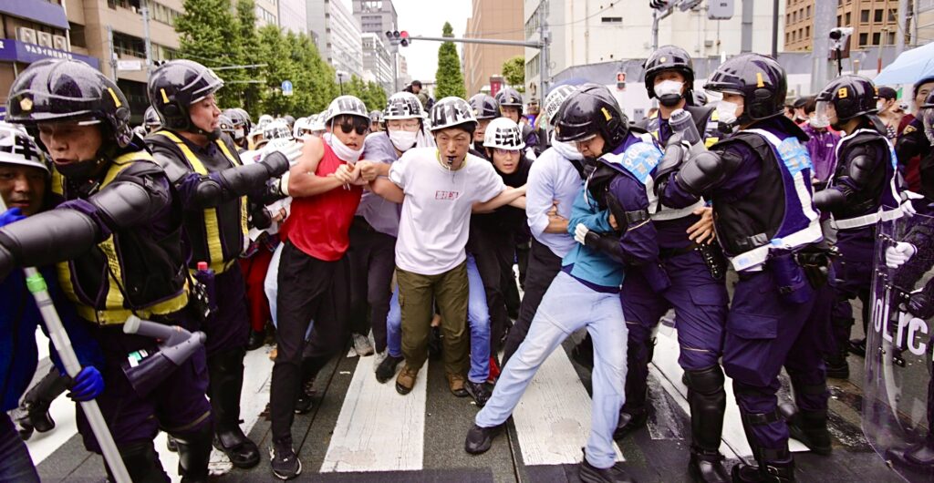 Hundreds of riot police attempted to control the marchers, causing stampedes each time the protesters moved closer to the U.S. Embassy in the area. (ANJ)