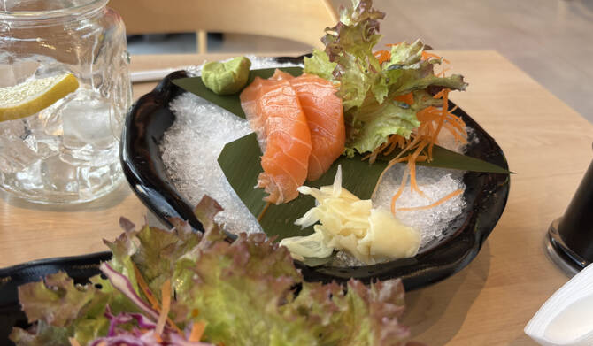 Clean cuts and icy freshness! The salmon sashimi at Kimono is served chilled on a bed of crushed ice, paired with wasabi, ginger, and a crisp salad. (AN photo by Waad Hussain)