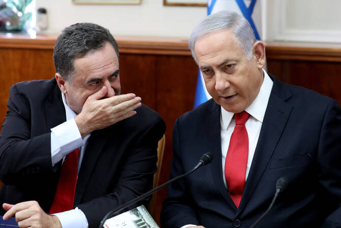 Israeli Prime Minister Benjamin Netanyahu listens to Foreign Minister Israel Katz (L) during a cabinet meeting. (AFP/File)