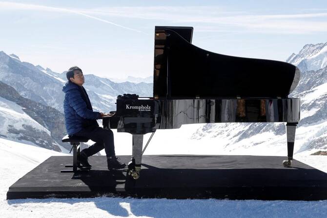 Lang Lang performs at the Jungfraujoch, Switzerland, Apr. 14, 2022. (Reuters)