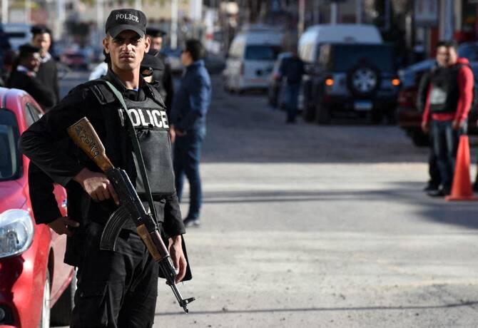 Egyptian police and security stands guard outside the Bella Vista Hotel in Egypt's Red Sea resort of Hurghada on January 9, 2016. (AFP)
