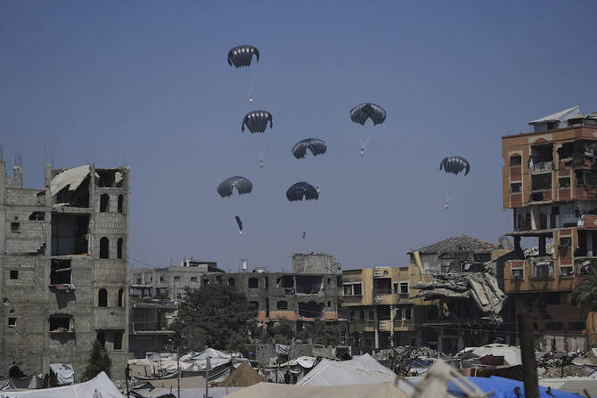 Humanitarian aid is airdropped to Palestinians over northern Gaza Strip, Sunday, July 27, 2025. (AP)