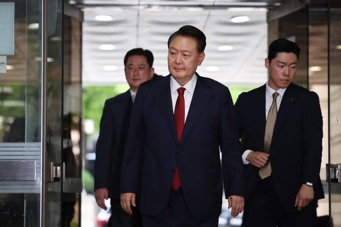 The special counsel investigating Yoon and his wife, former first lady Kim Keon Hee, said in a statement that “an arrest warrant has been issued today for former president Yoon Suk Yeol. (FILE/AFP)