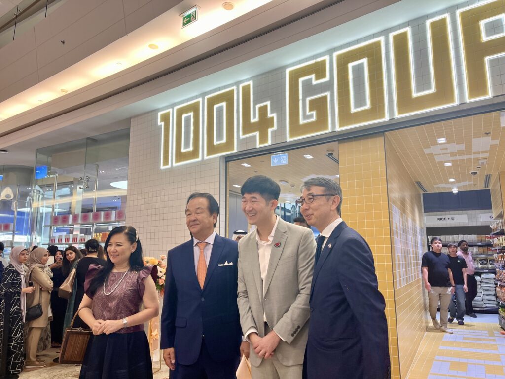 (From left to right) Nipa Nirannoot, Thai Consul-General, 1004 Gourmet's Dong Chul Shin and Chang Sup Shin, and Japanese Consul-General IMANISHI Jun. (ANJ)