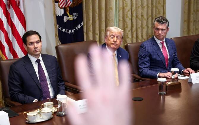 A reporter addresses a question to Marco Rubio, Donald Trump and Pete Hegseth in the White House, July 8, 2025. (Reuters)