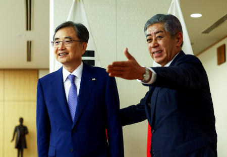 South Korea's Foreign Minister Cho Hyun (left) is escorted by Japan's Foreign Minister Takeshi Iwaya at the start of their meeting at Foreign Ministry in Tokyo, Japan July 29, 2025. (Reuters)