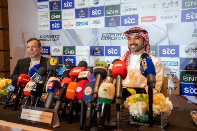 Prince Faisal bin Bandar bin Sultan, right, speaks to the press on Wednesday. (AN Photo)