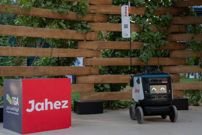 Saudi Arabia’s first autonomous food delivery service has been launched at ROSHN Front’s Business District in Riyadh. (AN Photo/Huda Bashatah)