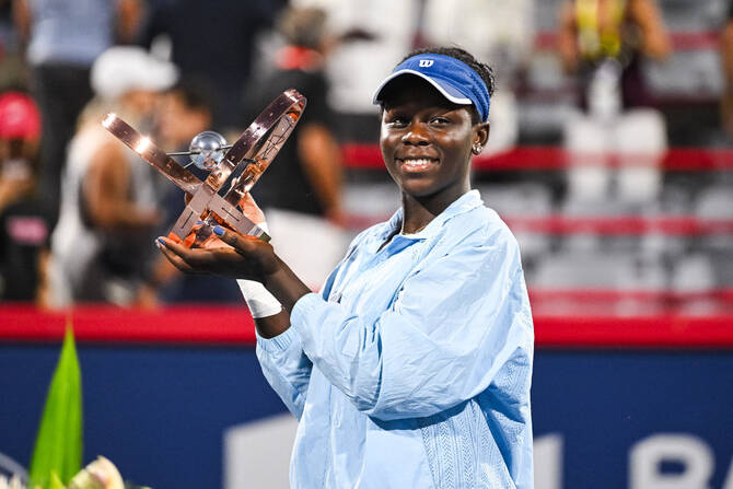 Canada’s Victoria Mboko poses with the trophy following her win over Naomi Osaka of Japan during the final at the National Bank Open in Montreal Thursday. (David Kirouac-Imagn Images)