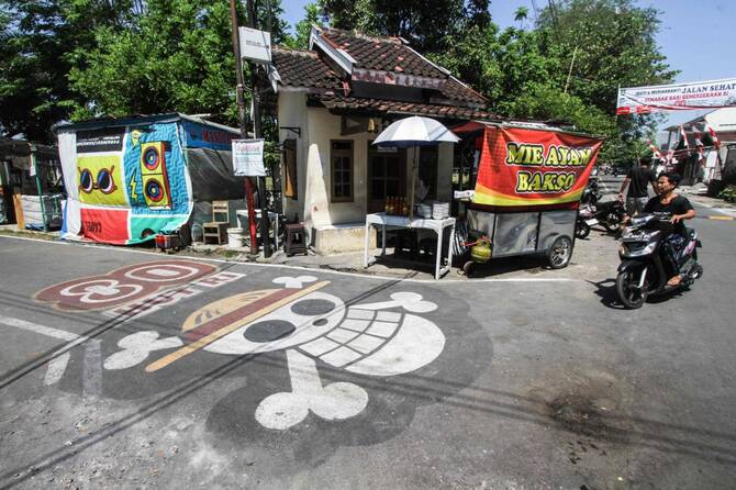 A graffiti of the pirate flag from Japanese anime One Piece, adopted by some Indonesians as a symbol of frustration with their government, is seen on a street in Sukoharjo, Central Java, on Aug. 6, 2025. (AFP)