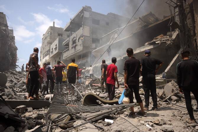 Palestinians check the devastation following an Israeli strike that hit Gaza City’s southern al-Zeitoun neighborhood on Aug. 8, 2025. (AFP)
