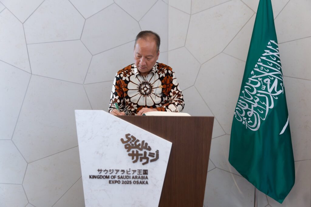 The Indonesian minister praised the Kingdom's pavilion. (Saudi Embassy in Japan)