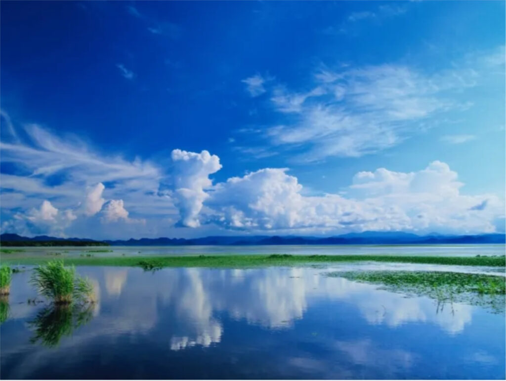 The area is part of the Bandai-Asahi National Park and covers 10,960 hectares. (Inawashiro Town)