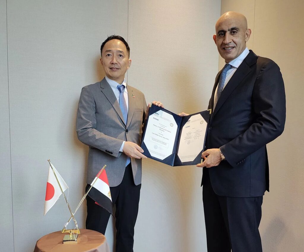 Egypt’s Education Minister Mohamed Abdel Latif and WATANABE Shigeru, Casio’s Managing Director for the Middle East and Africa, signed a memorandum of understanding to seal the project. (Casio)