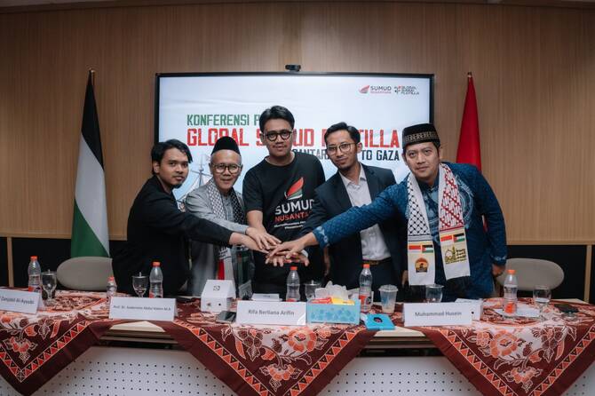 Rifa Berliana Arifin, Indonesia country director for the Sumud Nusantara initiative, center, poses for a group photo at a press conference on Indonesia's participation in the Global Sumud Flotilla on Aug. 15, 2025. (AWG)