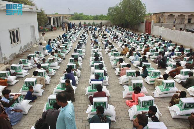 KSrelief distributes 1,115 food baskets in Pakistan. (SPA)