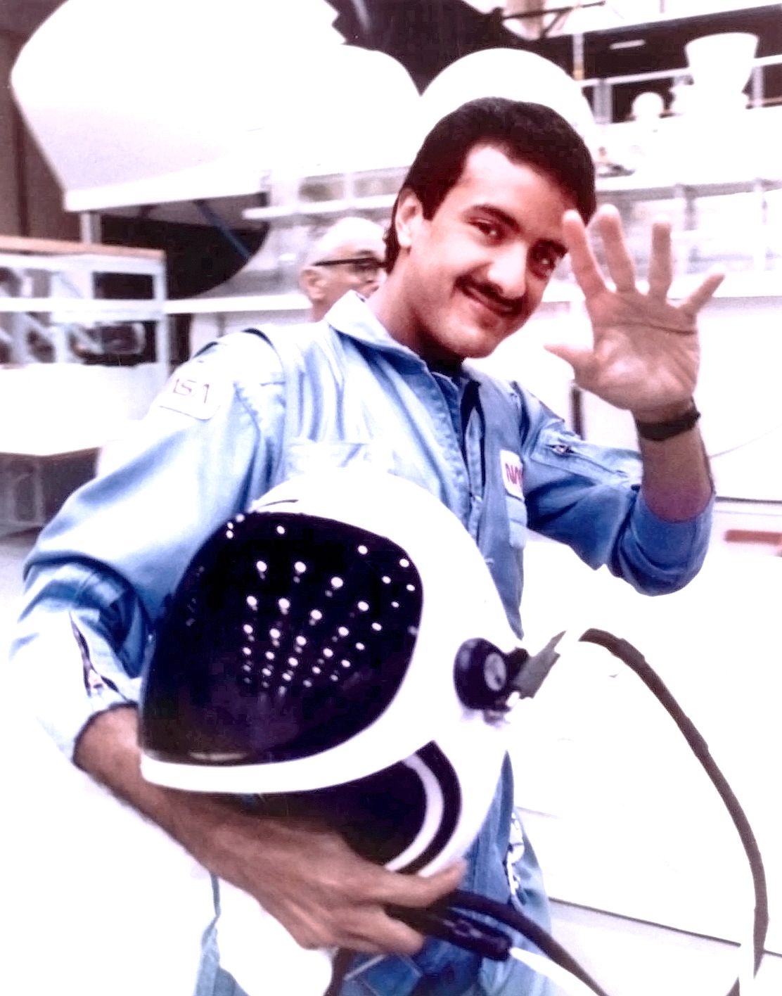 宇宙飛行士のヘルメットを被ってヒューストンのジョンソンスペースセンターにて。