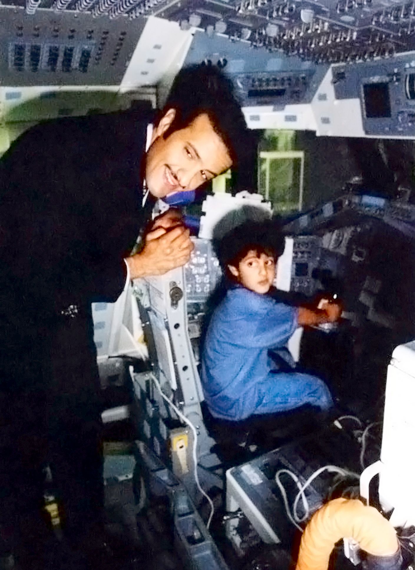 1995年の彼の宇宙飛行10周年記念日に、ヒューストンのジョンソン・スペースセンターにて息子のサルマーン王子と。