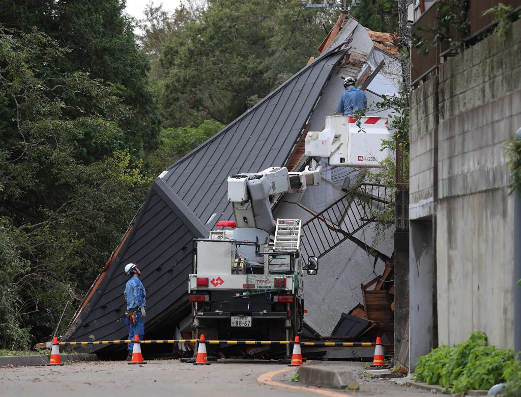  10月26日、救助隊は日本中部の豪雨により引き起こされた土砂崩れによるがれきを手作業で撤去する作業にあたった。（AFP）