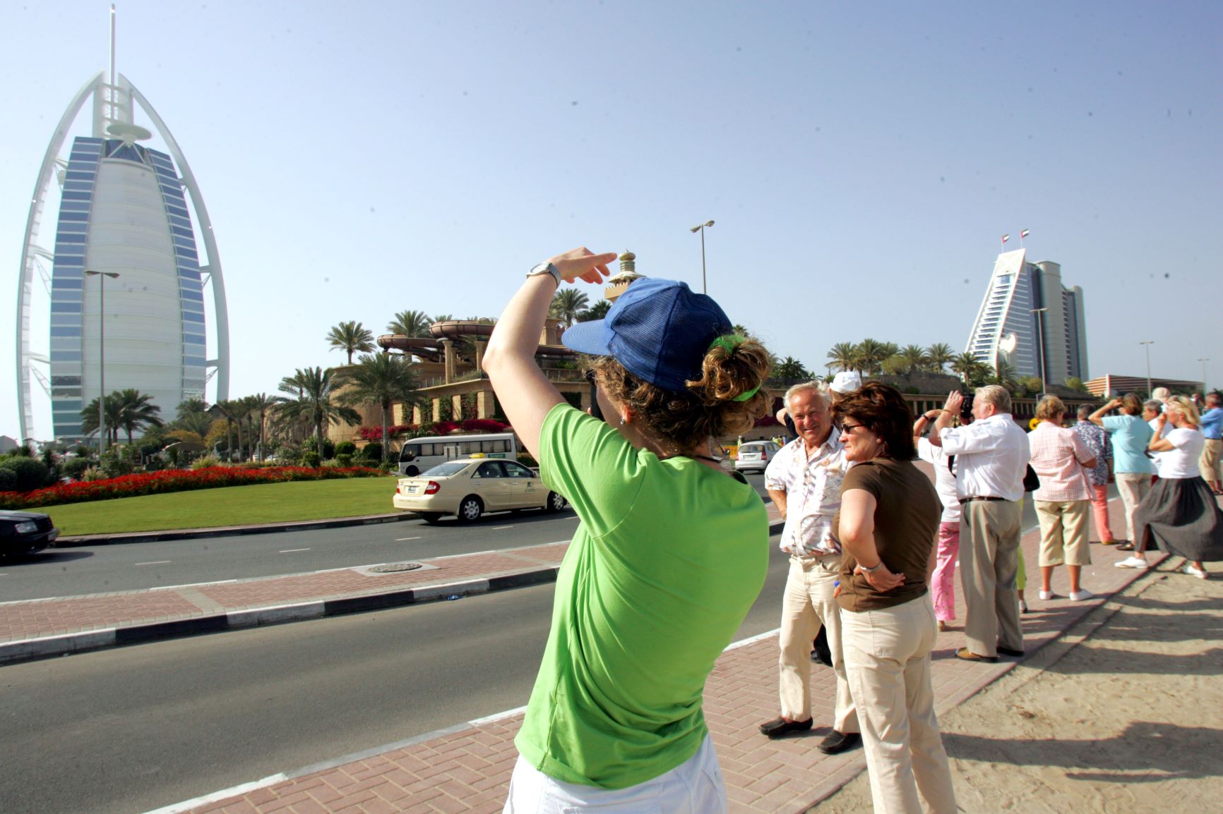 ドバイのブルジュ・アル・アラブ（左）とジュメイラ・ビーチ・ホテルの写真を撮る観光客。（資料写真：AFP）