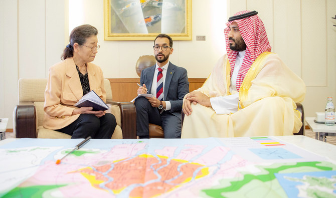 写真のキャプション：サウジアラビアのムハンマド・ビン・サルマン皇太子が、日曜日に広島平和記念資料館を訪れる様子。 （SPA）