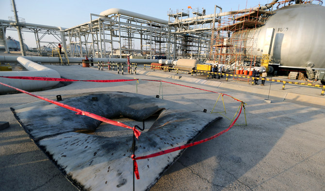 サウジアラビアのアブカイクにあるサウジアラムコの石油施設、被害を受けた場所では損害を受けた戦車の金属パーツが見つかっている。(ロイター)