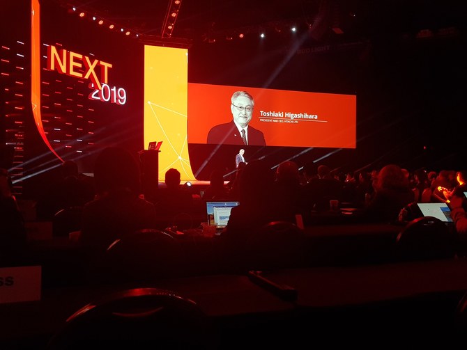 ラスベガスで開催されたイベント「Hitachi NEXT 2019」の初日に講演する日立の東原敏昭CEO。(写真:アラブニュース)