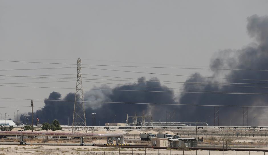 サウジアラビア東部の都市アブカイクにあるアラムコの施設から立ち上る煙。（ロイター通信）
