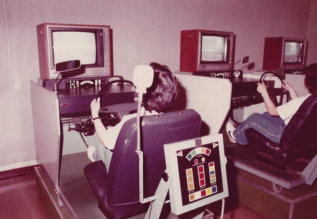 1970年代初めに日本で行われた自動車運転のシミュレーション訓練。（提供）