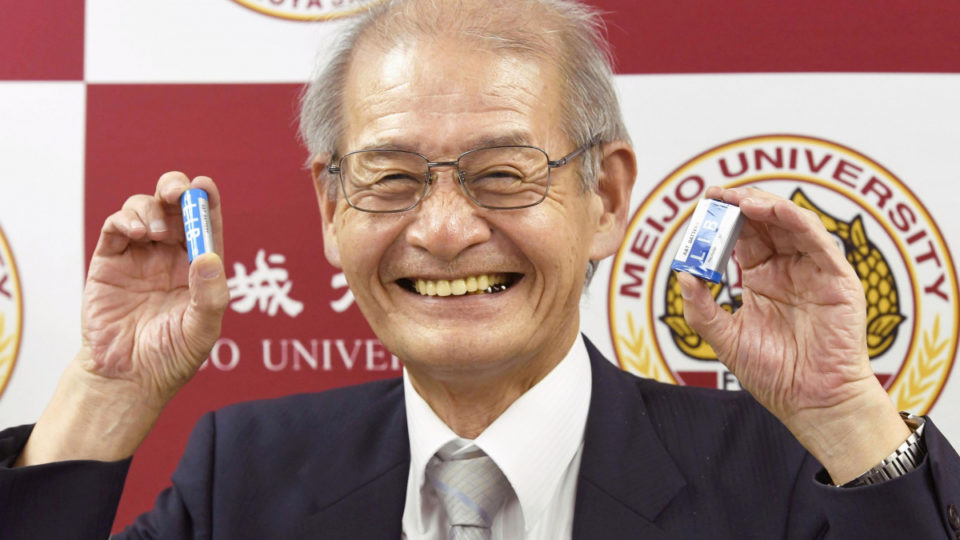 リチウムイオン電池を開発した旭化成名誉フェローの吉野彰さん (AP)
