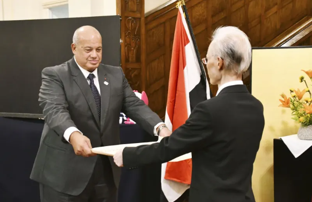 エジプト・カイロの日本大使公邸で開かれた叙勲伝達式に出席したモハメド・ラシュワン氏（左）＝28日（共同）