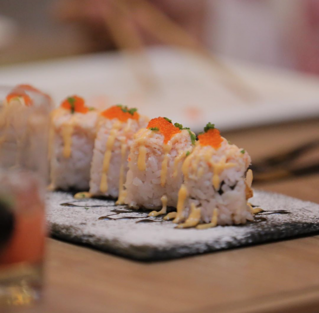 Oishii SushiのオーナーKhulood Olaqiさんはシェフ兼マネージャーです。(提供済み)