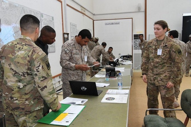 サウジ北部のキング・ハリド軍事都市で共同訓練に取り組むサウジアラビア陸軍と米軍部隊（SPA）