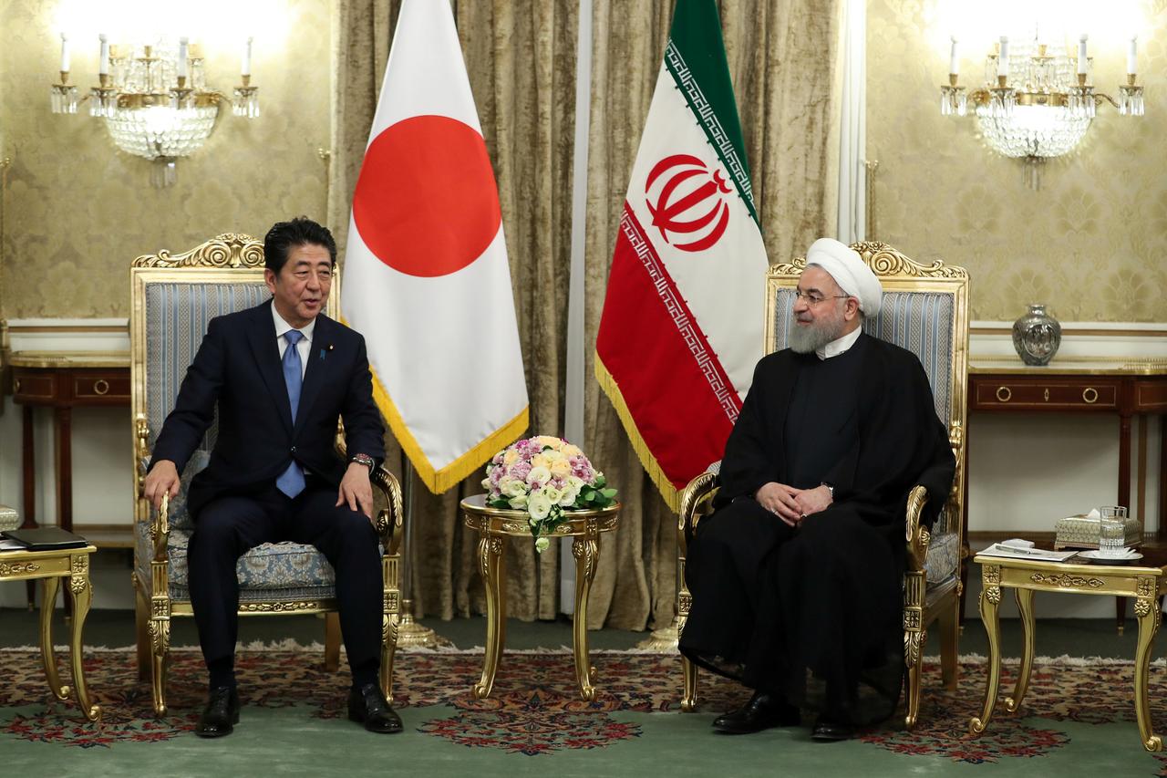 テヘランで会談する安倍晋三首相とアリー・ハーメネイー大統領。（ロイター通信）