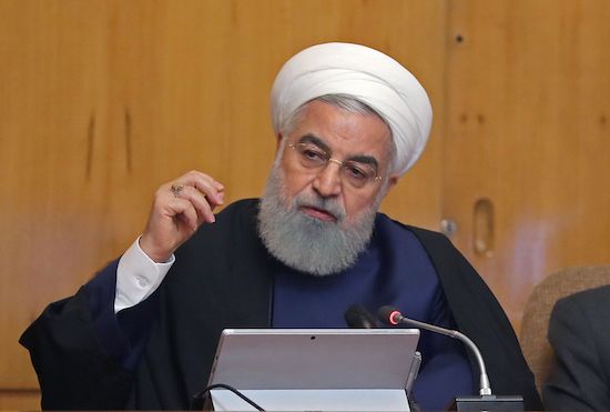 2019年5月8日に首都テヘランで演説を行うハサン・ロウハーニー大統領。（AFP/ HO/イラン大統領府）