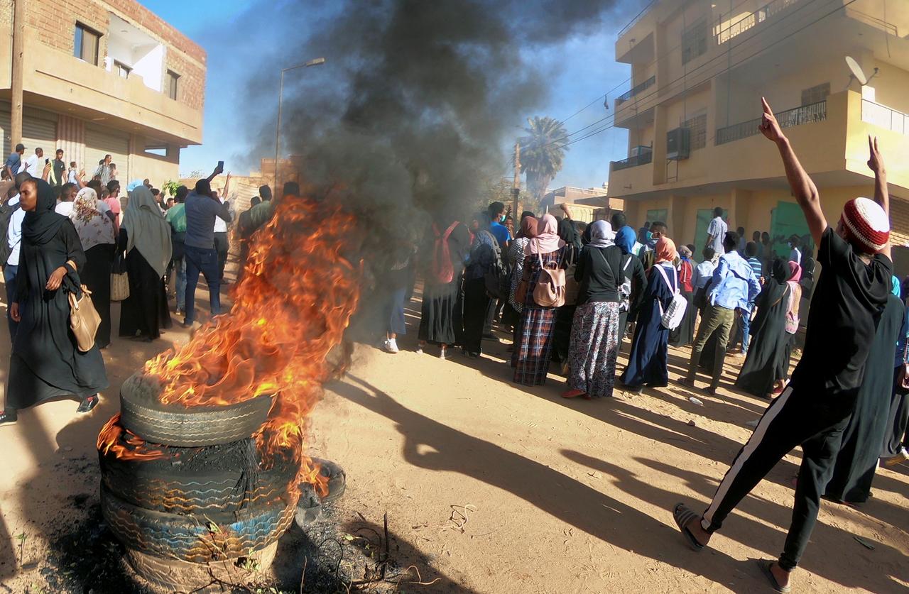オムドゥルマンで反政府運動に参加し、タイヤを焼くスーダン人のデモ隊（ロイター）