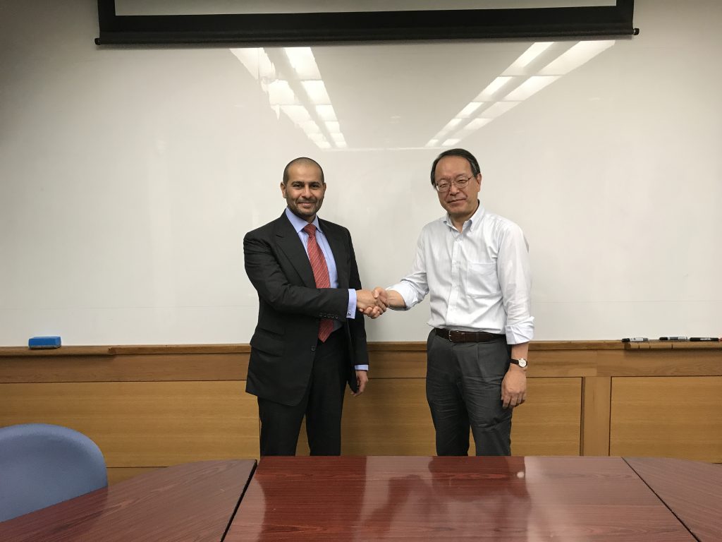 2017年撮影のこの写真は、サイフ・アル・ハジリ(左)が日本有数のロボット工学研究室である石川研究室の石川教授と協定に署名した直後のもの。協定はEJMCが推進した。(提供)