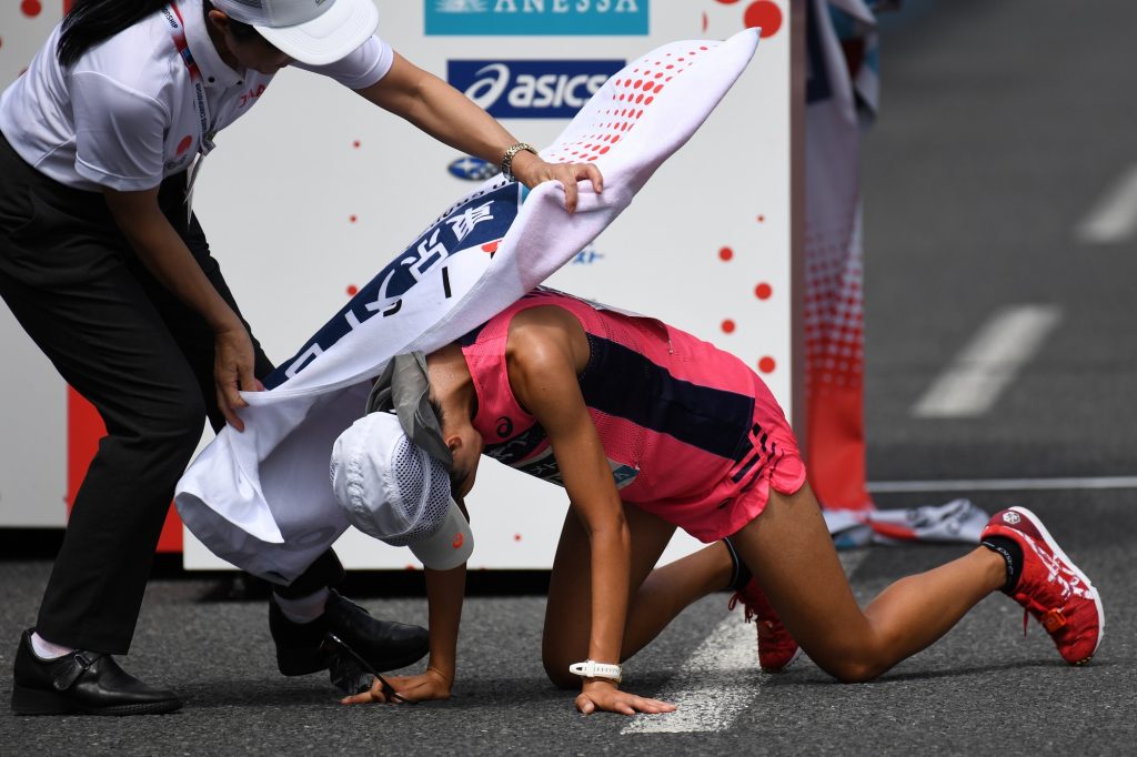 2019年9月15日に開催されたマラソングランドチャンピオンシップの女子レース3位でフィニッシュした後の日本の小原怜の反応。このレースは来る東京2020オリンピックのためのマラソン選考イベントでもあった。（AFP）