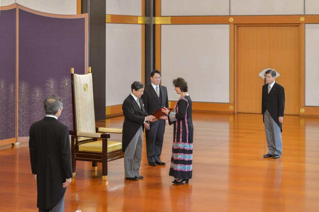 キャプション：リーナ・アンナーブヨルダン大使が外交資格を日本の当局者に提示している様子