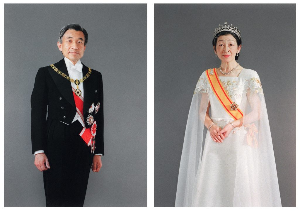 日本の明仁天皇と美智子皇后の正装のこの最近の写真は、1990年11月12日に予定されていた即位の礼に先立ち、宮内庁が11月9日に発表したもの。（AFP）