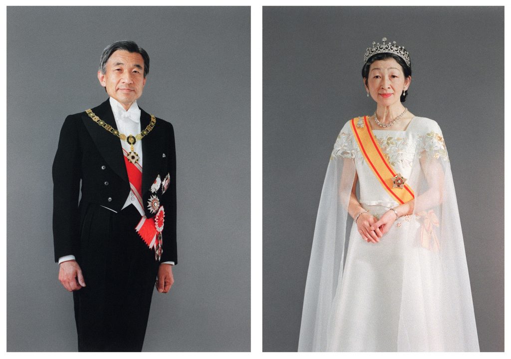 日本の明仁天皇と美智子皇后の正装のこの最近の写真は、1990年11月12日に予定されていた即位の礼に先立ち、宮内庁が11月9日に発表したもの。(AFP)