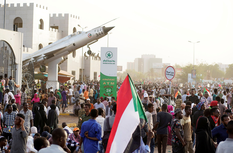 2019年4月11日、スーダン。オマル・バシール大統領が辞職し、暫定軍事評議会が後を引き継ぐとの発表が国防軍から出された後、首都ハルツームの国防省前で抗議活動を行うデモ隊の様子。（ロイター通信）