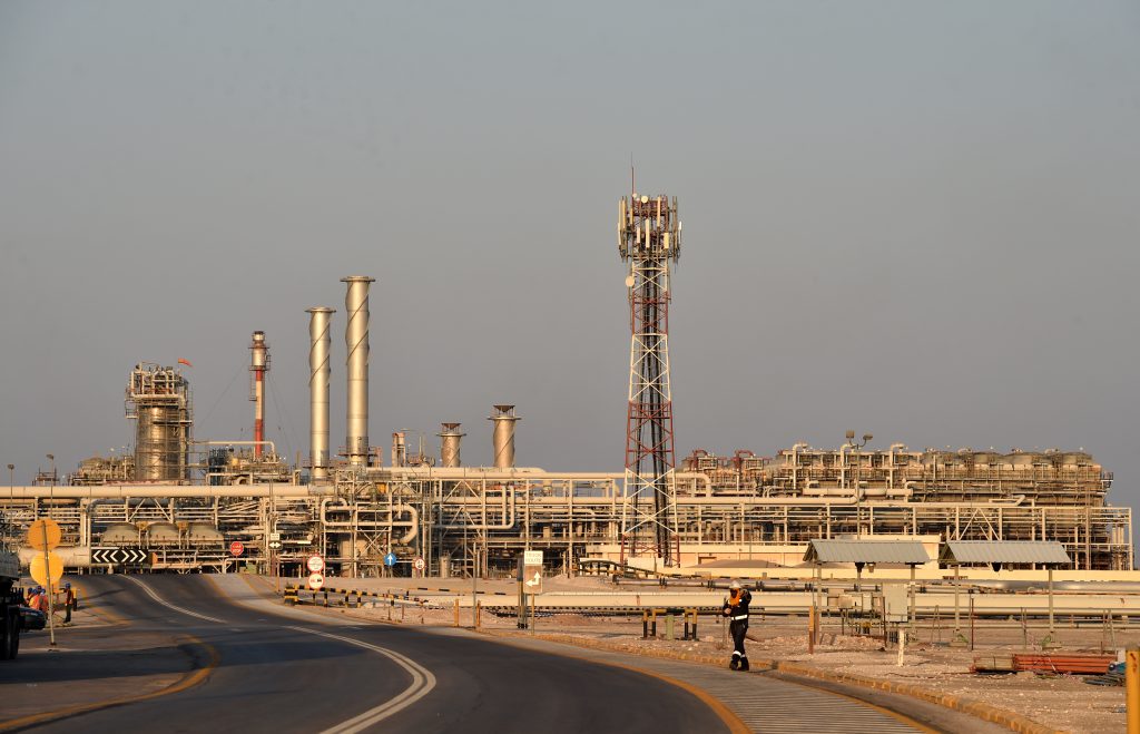 2019年9月20日、サウジアラムコのアブカイク石油処理プラントの全体図。（AFP）