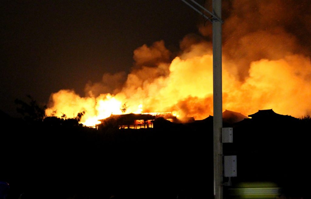 2019年10月31日早朝、日本の南部に位置する沖縄県那覇市の首里城が炎に包まれる。（AFP）